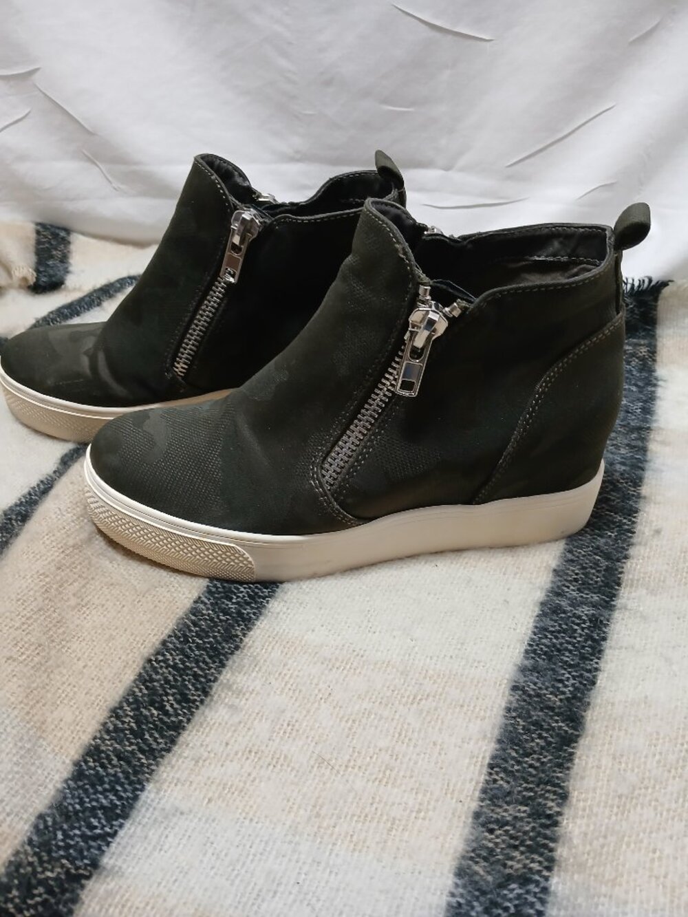 Steve Madden Camo High‑Top Zip Sneakers • Women’s 7.5 - Picture 2 of 7